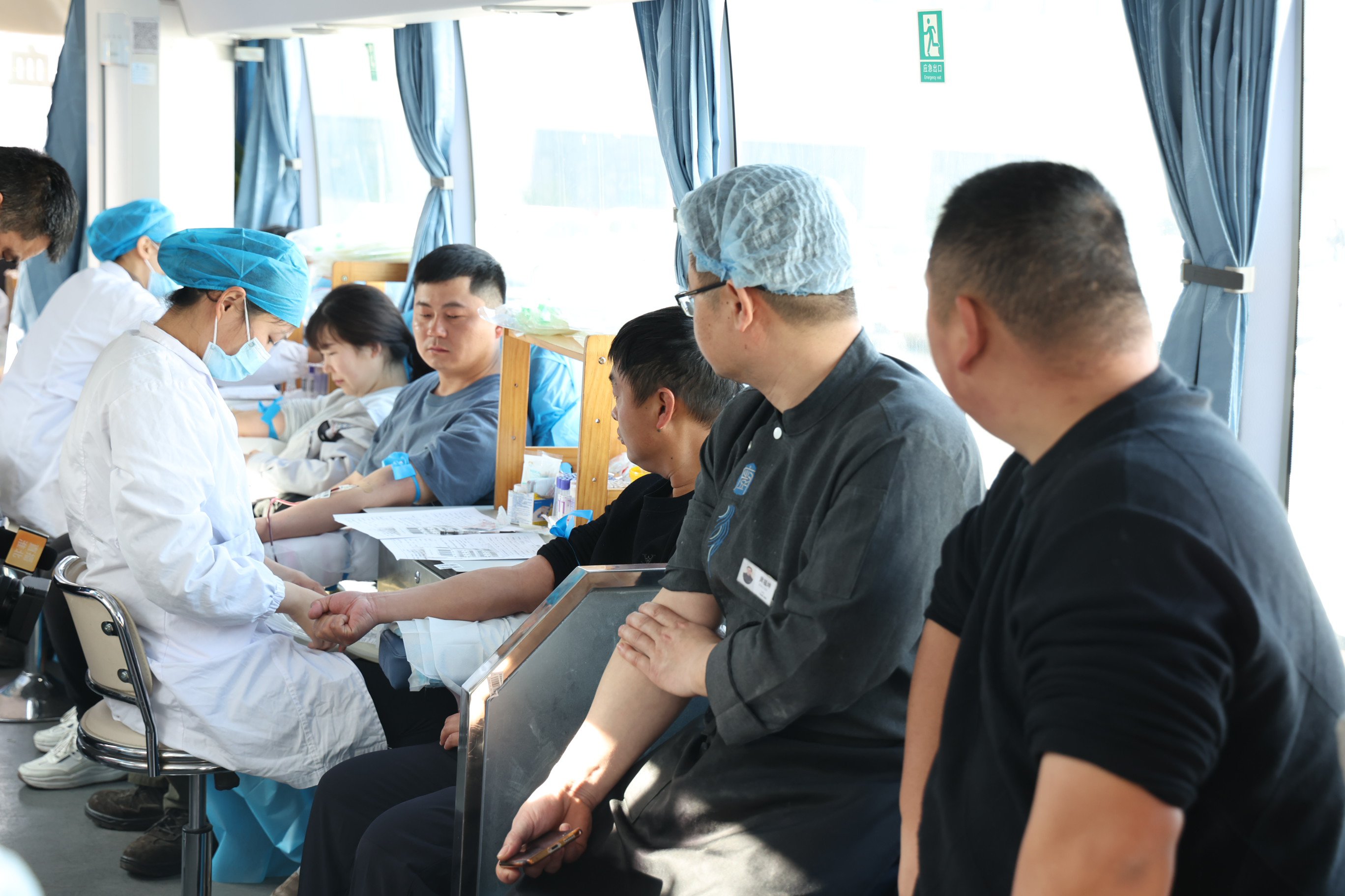 安徽97至尊国际同伴参加献血活动